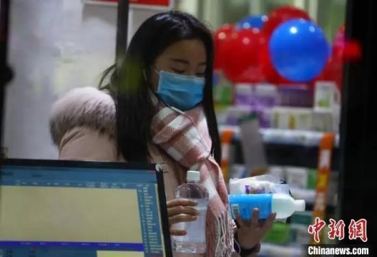 市民在药店购买口罩、消毒杀菌用品等防护产品。(资料图)刘占昆