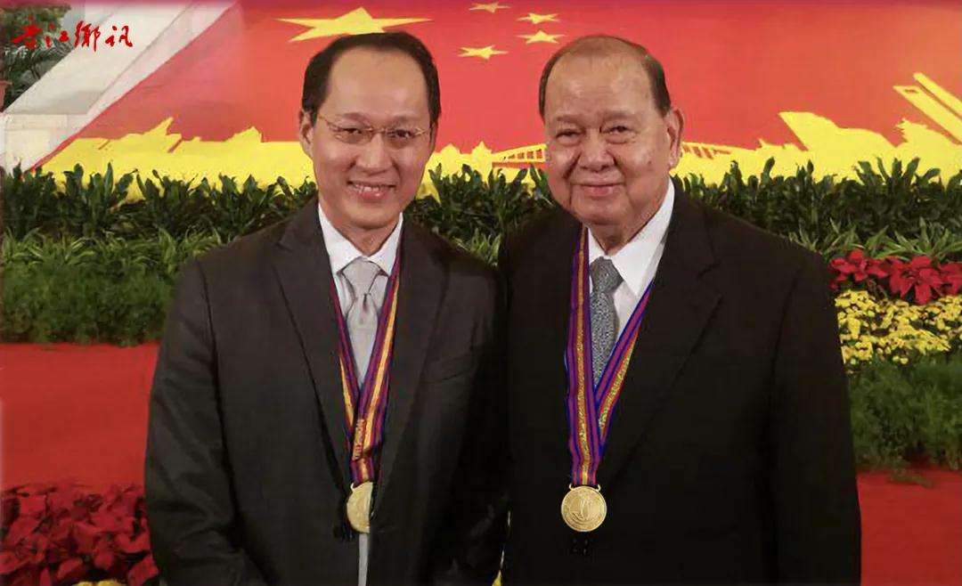 施恭旗與施學理父子先後獲頒「上海榮譽市民」殊榮