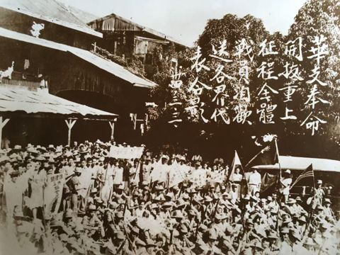 图2,华侨群众欢送华支南征