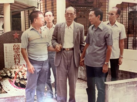 图4,父亲和战友祭扫华支烈士墓