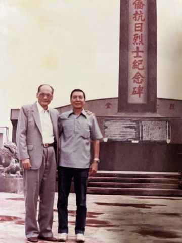 图5,父亲和战友瞻仰华侨抗日烈士纪念碑