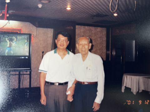 (圖2,2001年9月在福州會議期間作者與呂先生的合影。)