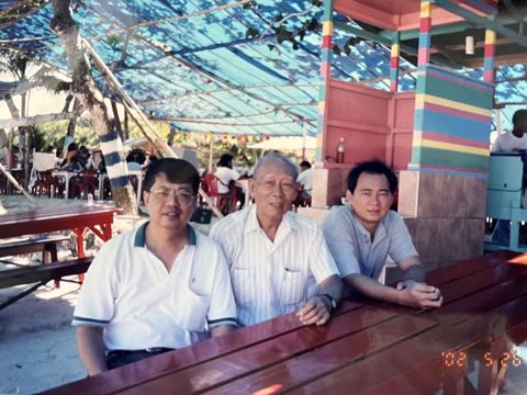 (圖3,2002年5月作者于納卯再次採訪呂先生。)