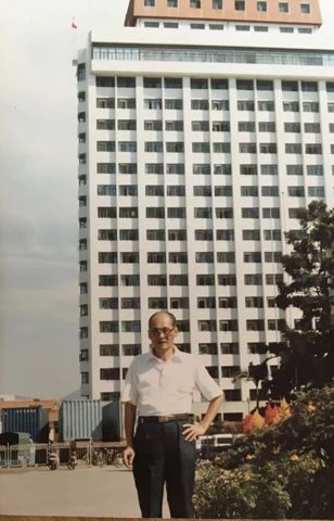 （圖2）1980年代在福州外貿中心前留影。