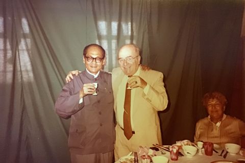 （圖3）與外商在宴會上合影。