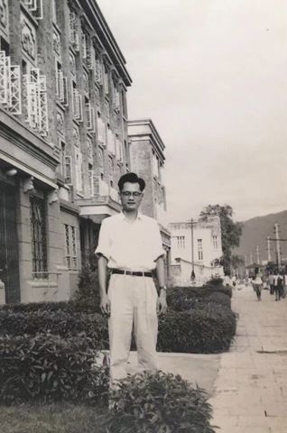 （圖1）1960年代在福州外貿大廈前留影。