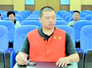 广东一80后纪检干部一月受贿千万 庭上求判10年
