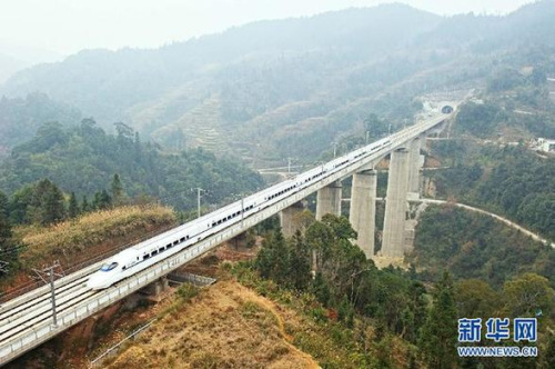 资料图片：2014年12月26日，动车驶过贵州省从江县境内的高架桥。当日，贵广高铁、南广高铁正式开通运营。（新华社