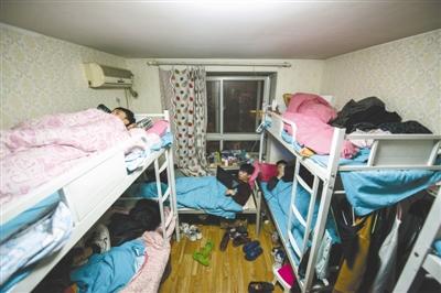一间不足20平方米的房间里，摆了3张上下铺和一张单人床,这让7个人的小屋显得愈发拥挤了。