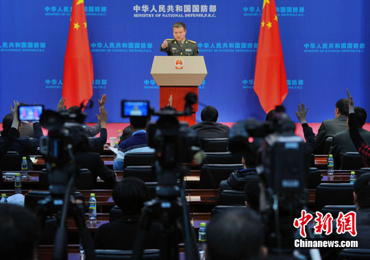 11月27日，国防部举行军队改革专题发布会。（中新社记者