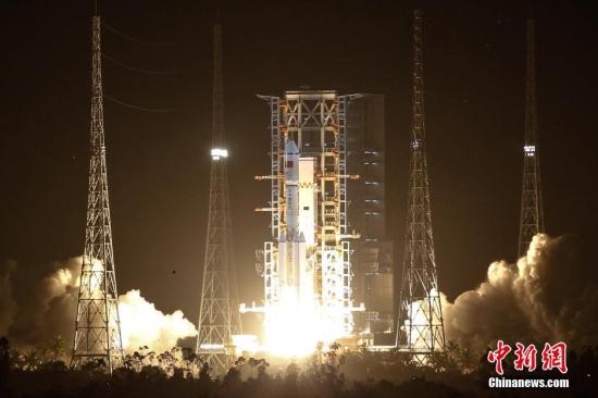 “长征七号”运载火箭在海南文昌航天发射场点火升空。