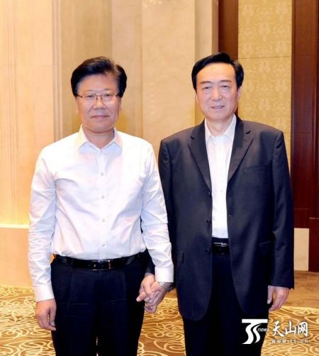 8月29日，张春贤同志和陈全国同志在自治区干部大会上。记者卢民一、宋君摄
