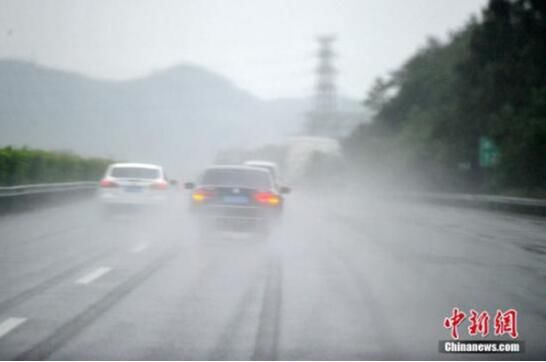 9月27日，强台风“鲇鱼”给福建莆田带来了强降雨，车辆纷纷减速行驶。中新社记者