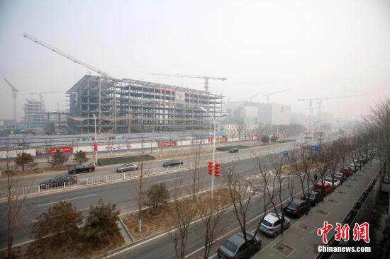 北京城市副中心建设工地一派繁忙(资料图)。中新社记者