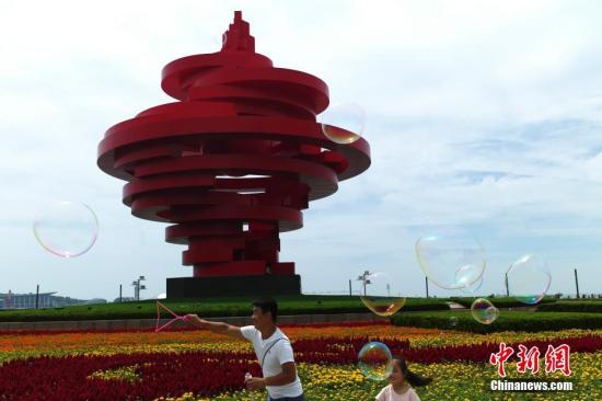 6月2日，市民在青岛市五四广场参观游玩。中新社记者