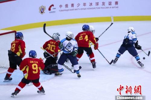 6月8日晚，中俄青少年冰球友谊赛在天津体育馆举行。图为比赛现场。中新社记者