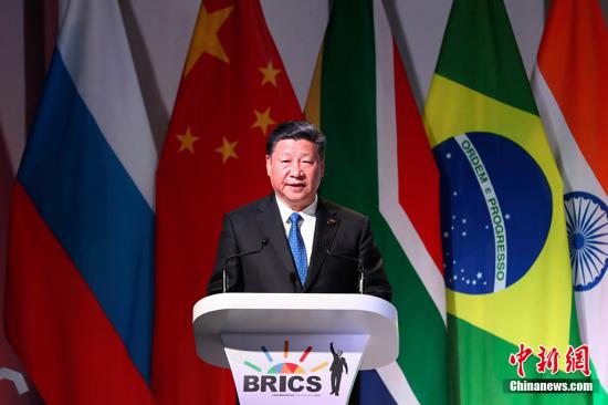 当地时间7月25日，中国国家主席习近平应邀出席在南非约翰内斯堡举行的金砖国家工商论坛，并发表题为《顺应时代潮流