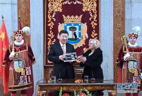 当地时间11月28日，中国国家主席习近平在马德里市政厅接受马德里城市金钥匙。新华社记者饶爱民