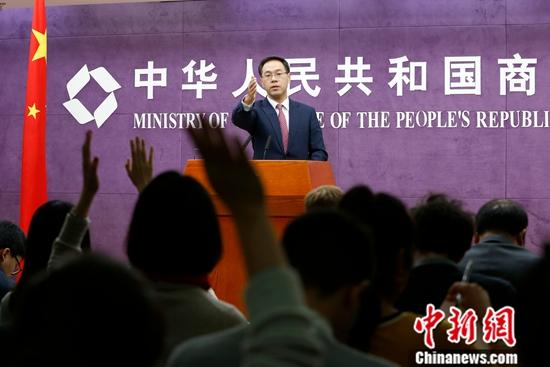 12月13日，中国商务部举行例行新闻发布会。商务部新闻发言人高峰在发布会上回答记者提问。中新社记者