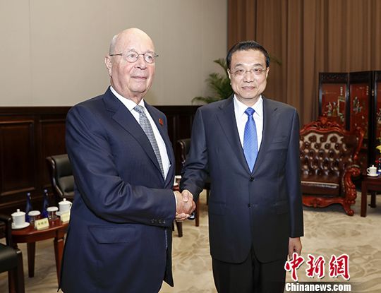 7月1日下午，中国国务院总理李克强在大连会见世界经济论坛主席施瓦布。中新社记者