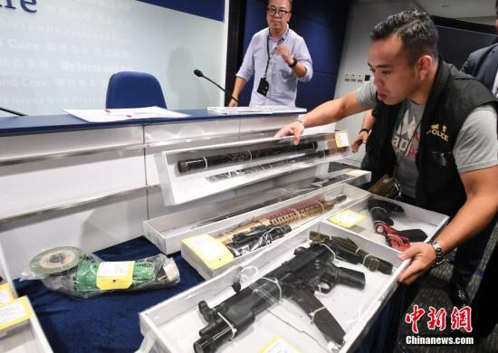 9月5日，香港警方在例行记者会上指出，近日开始发现有人携带疑似手枪，情况非常严重。图为警方展示于9月4日晚上在北角拘捕一名男子检获的相关证物，包括气枪及武士刀等。中新社记者