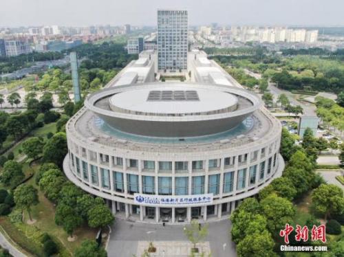 资料图：空中俯瞰上海自贸区临港新片区行政服务中心。张亨伟