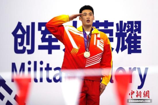 中国选手牛钰捷以2分12秒56摘得男子200米超级救生决赛金牌。中新社记者