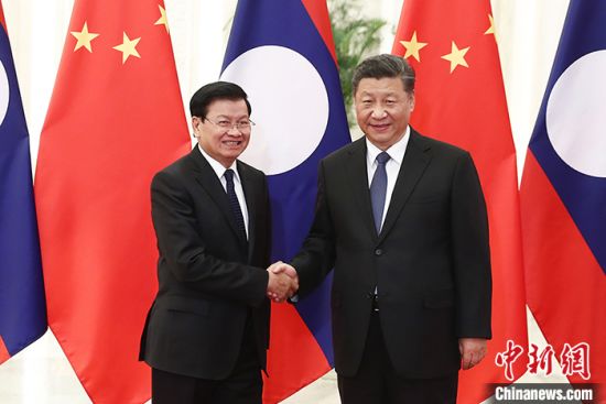 1月6日，中国国家主席习近平在北京人民大会堂会见老挝总理通伦。中新社记者