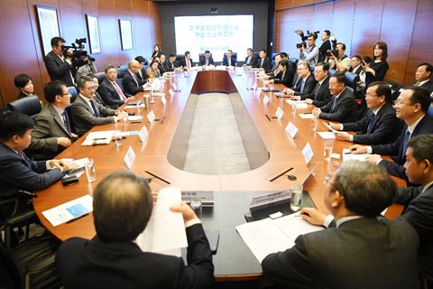 山東與香港之間不斷加強高層交流，圖為2018香港山東週期間魯港雙方舉行有關會議。