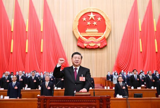 2023年3月10日,十四届全国人大一次会议在北京人民大会堂举行第三次全体会议。习近平全票当选为中华人民共和国主席、中华人民共和国中央军事委员会主席。这是习近平进行宪法宣誓。新华社记者