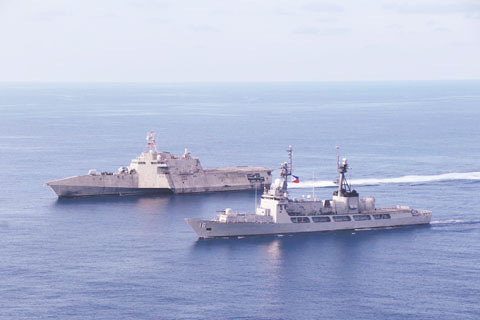 圖為美國海軍獨立級濱海戰鬥艦莫比爾號和菲海軍南文亞加拉斯號週三在西菲海進行聯合演習。