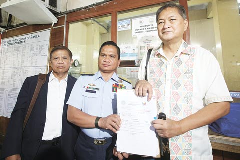 西菲律濱海國家工作小組發言人、菲律濱海岸警衛隊准將傑·塔列拉（居中者）週五向馬尼拉市檢察官辦公室對博客薩斯·薩索特提起網絡誹謗訴訟。