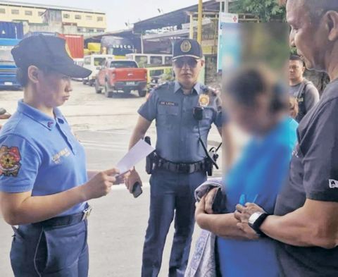 當局逮捕一名助產士,她涉嫌5月17日在馬尼拉市敦洛區一名10歲男童割包皮死亡案件有關。