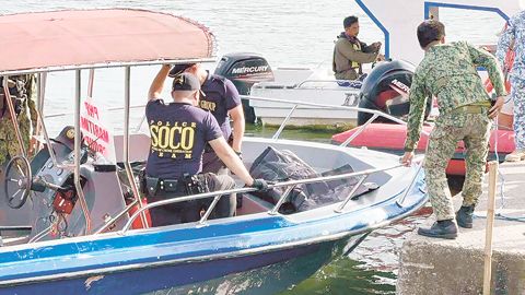 「鬥雞人」失蹤案中,數量不明的受害者據稱遭沉屍湖底。菲海岸警衛隊11日出動潛水員展開搜索,打撈起2個內容物不明的布袋。