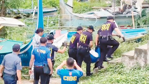 圖為警方人員從塔亞湖再撈起疑似人類骸骨的麻袋。