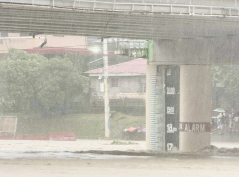 馬里謹那河昨晚6時已突破17米警戒線，到晚上深夜已經達到三級警戒，當地政府已經強制疏散河邊居民。