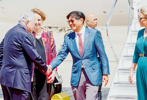 7月20日(馬尼拉時間7月21日),總統小馬科斯抵達美國馬里蘭州安德魯斯聯合基地時,受到菲律濱駐美國大使扶西•曼努埃爾•羅麻禮斯、美國駐菲律濱大使瑪麗凱•卡爾森及其他美國官員的熱烈歡迎。馬科斯將在白宮與美國總統特朗普會面。