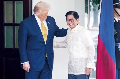 圖為美國總統特朗普23日在白宮歡迎小馬科斯總統到訪。(法新社)