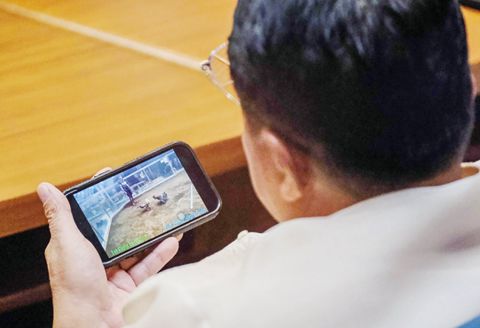 圖為一名眾議員被拍到在小馬科斯總統發表國情咨文期間，在觀看網上鬥雞賭博。