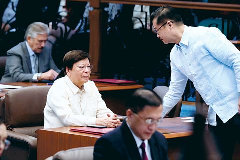 7月29日，參議院財政委員會主席張僑偉（右）與新任參議員羅丹特·馬科禮沓於參議院議場交談。馬科禮沓當日獲選為參議院藍帶委員會主席，該委員會專責公職人員問責及調查事務。