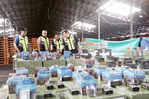 7月31日,海關局助理局長文森特·菲利普·馬羅尼拉(右)與情報組副局長羅密歐·艾倫·羅薩萊斯(右二)於馬尼拉國際貨櫃港主導查驗三個遭查扣貨櫃,內含申報不實的電子煙產品及其他管制物品,總價值達4,050萬披索。該批走私品源自中國,被虛報為廚房用品。