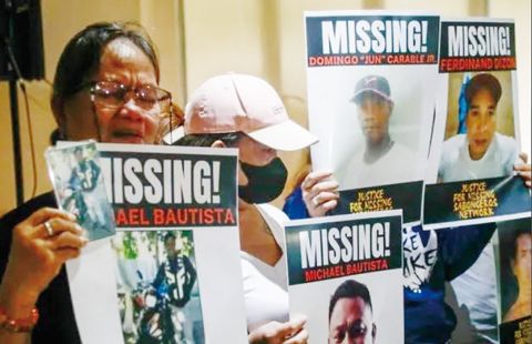 圖為2025年7月14日,失蹤的鬥雞人家屬在計順市舉行的記者會上呼籲伸張正義。