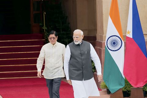 印度總理納倫德拉·莫迪(右)與菲律濱總統小馬科斯8月5日在印度新德里舉行代表團級會談前合影。(美聯社)