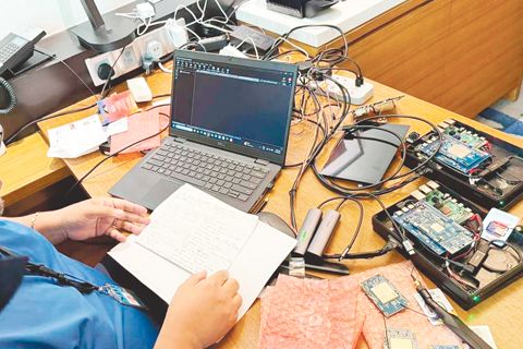 兩名外籍人士因違反移民法被捕,此前酒店工作人員對他們遺留在房間內的設備產生懷疑。