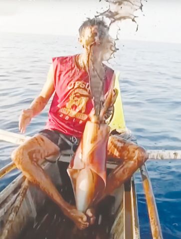 一名來自倫布隆省的漁民在捕獲一隻烏賊時,遭其噴射墨汁直擊面部,該畫面在網絡上迅速走紅。