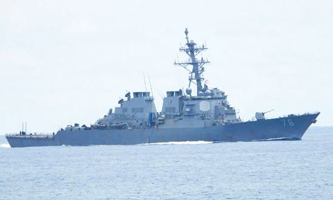 美國海軍驅逐艦希金斯號出現在黃岩島海域。