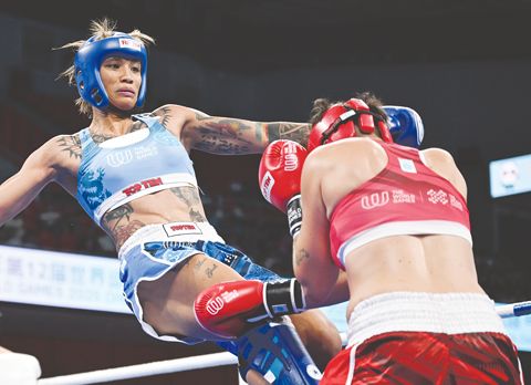 8月14日,菲律濱選手巴賽丹(左)在比賽中。當日,在2025年成都世運會自由搏擊女子K1