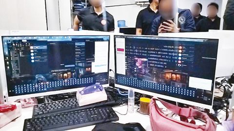 刑事調查偵查組探員突襲巴蘭玉計市淡莫描籠涯一處網絡詐騙中心,逮捕一名中國籍女性及13名菲律濱嫌犯。