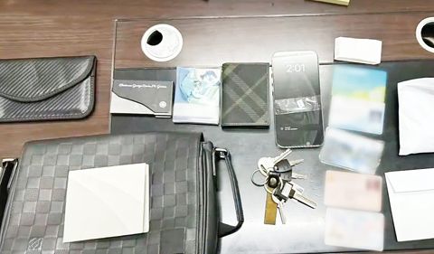 圖為警方追回的選舉署長加西亞公務包。