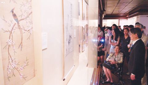 8月20日,莊萬里之女莊良有參觀「珠歸海上:莊萬里家族捐贈兩塗軒書畫展」。